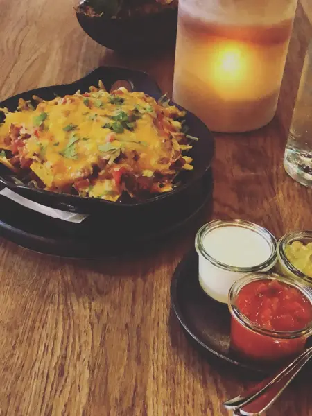 Nachos med masse Ost og dipper ved siden av i skåler