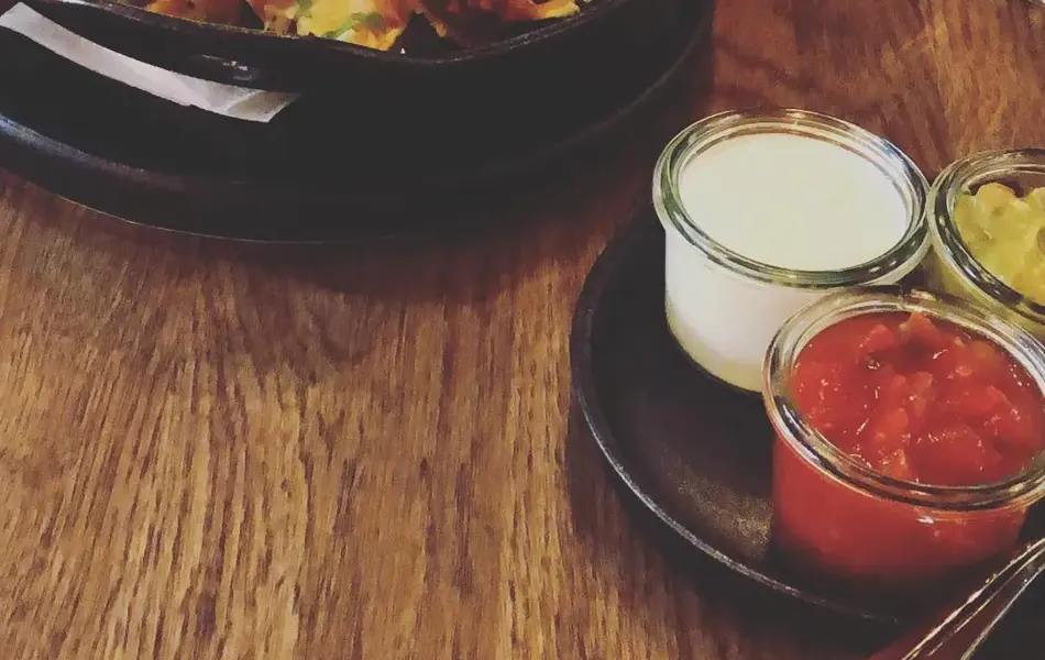 Nachos med masse Ost og dipper ved siden av i skåler