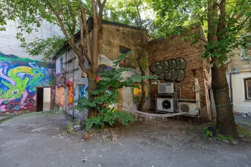 Eksteriør av murbygning som er dekket av grafitti