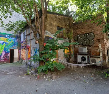 Eksteriør av murbygning som er dekket av grafitti