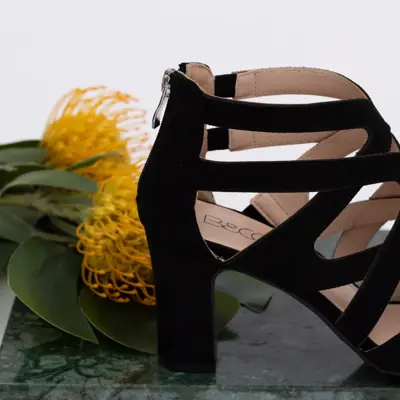 Finsko ligger ved siden av blomst 