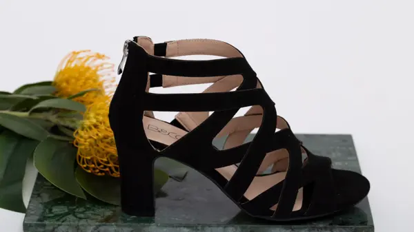 Finsko ligger ved siden av blomst 