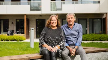 Bilde av Anne-Lise og Arild Amundsen som sitter på en benk på Strømmen