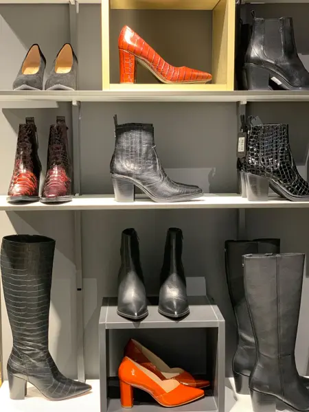 sorte og oransje sko og skoletter