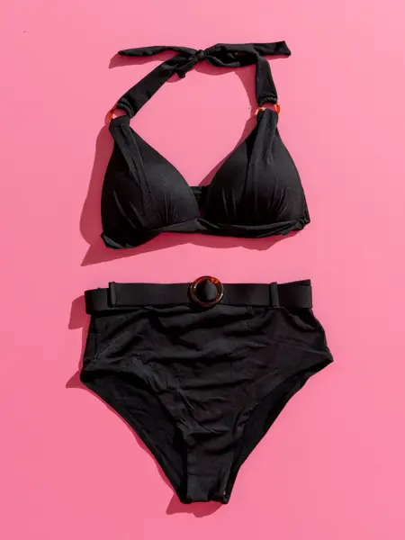 Badetøy i knalle farger til alle kropper sommeren 2022