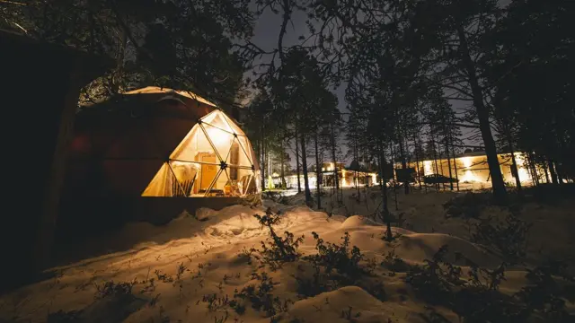Aurora Canvas Dome i mørket hos Glød Explorer