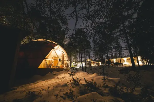 Aurora Canvas Dome i mørket hos Glød Explorer