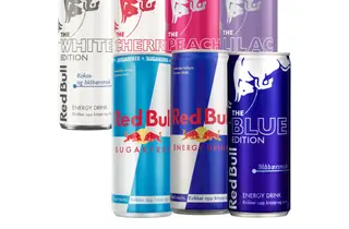 Syv bokser med Red Bull med forskjellige smaker.