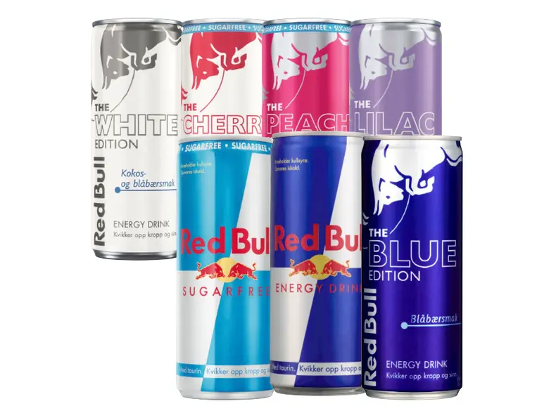 Syv bokser med Red Bull med forskjellige smaker.