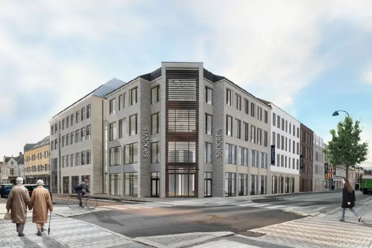 Vi er i gang med riving av bygget i Kirkegata 11 for å etablere et nytt bygg som skal bestå av kontorlokaler på fem etasjer med ny inngang.