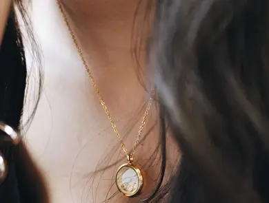 utsnitt av smykke på en dame