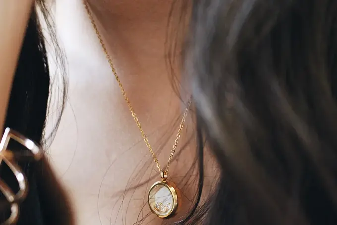 utsnitt av smykke på en dame