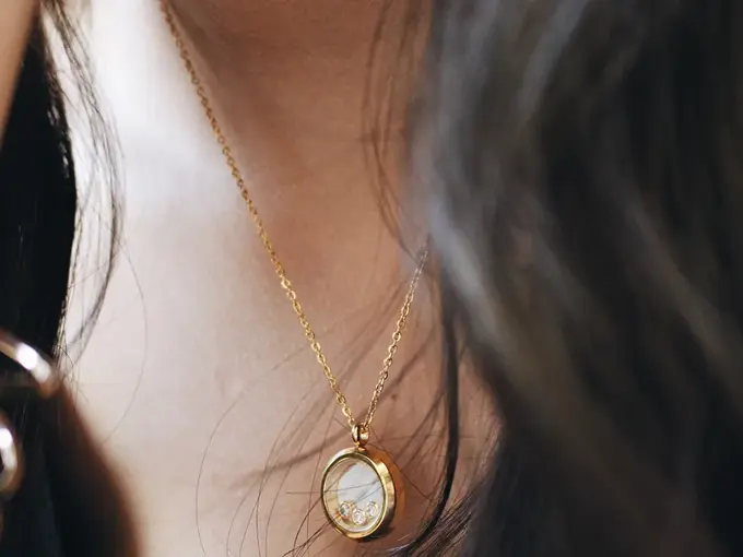 utsnitt av smykke på en dame