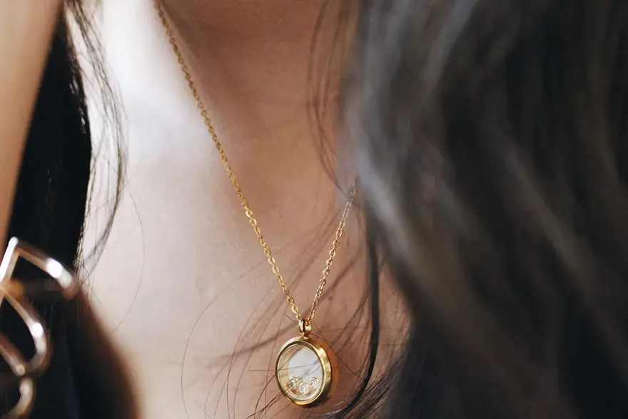 utsnitt av smykke på en dame