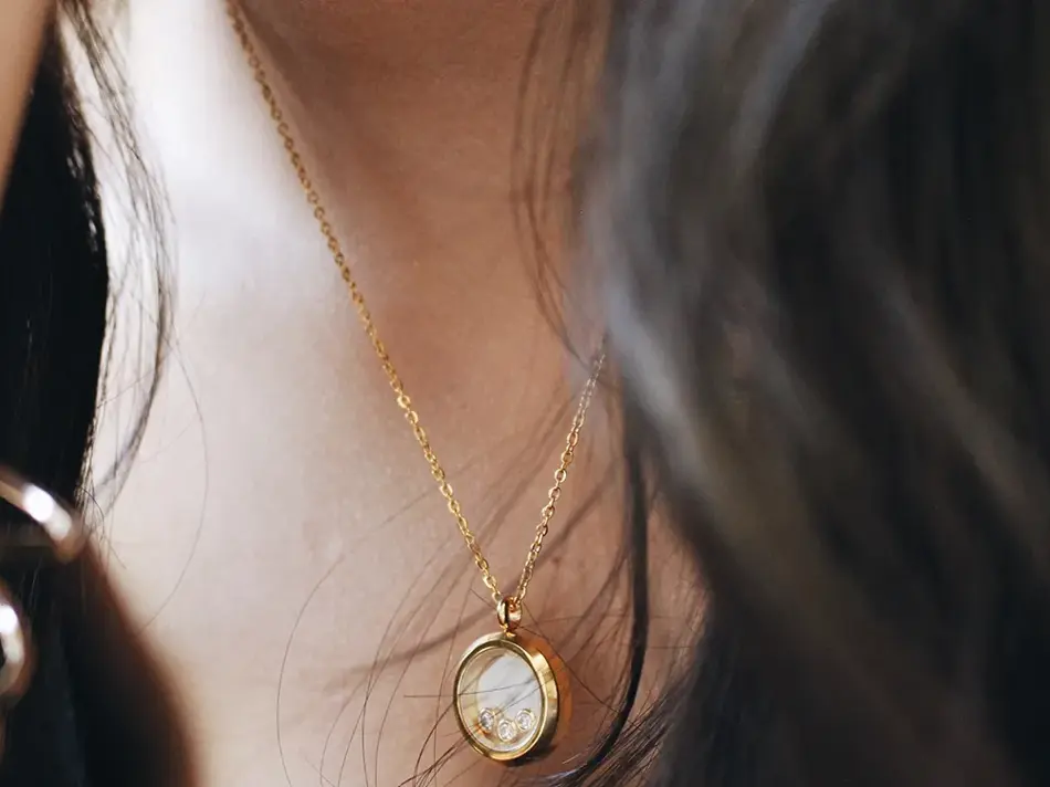 utsnitt av smykke på en dame