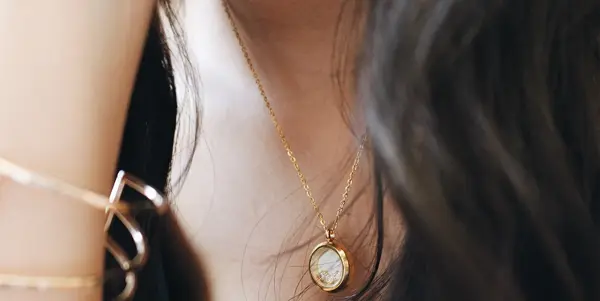utsnitt av smykke på en dame