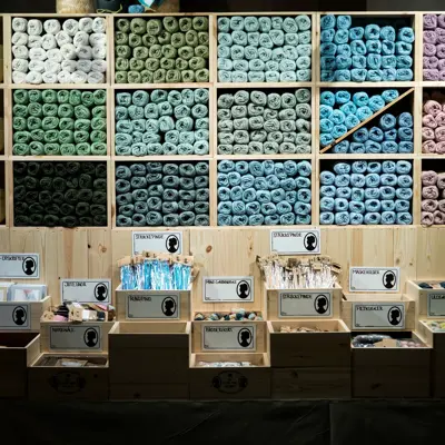 Strikketøy i ulike farger 