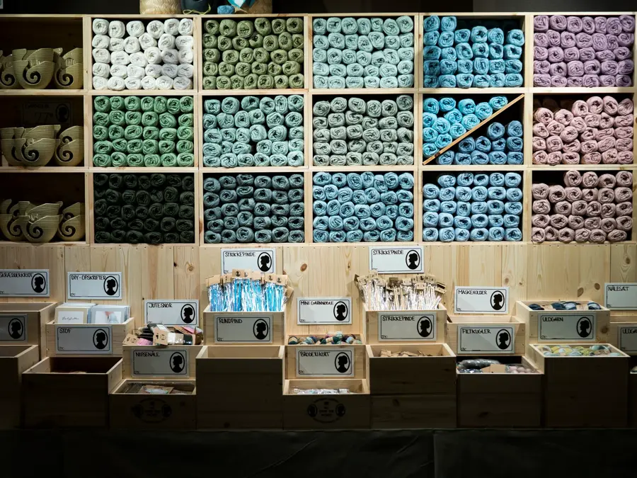 Strikketøy i ulike farger 