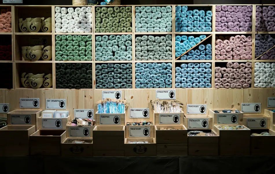 Strikketøy i ulike farger 