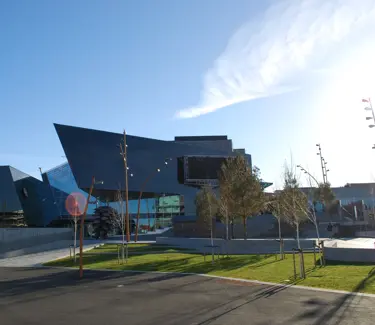 Fasadebilde av Sartor Storsenter viser ute-plassen foran senteret