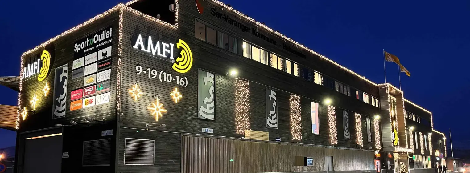 Fasadebilde av kjøpesenteret AMFI Kirkenes.