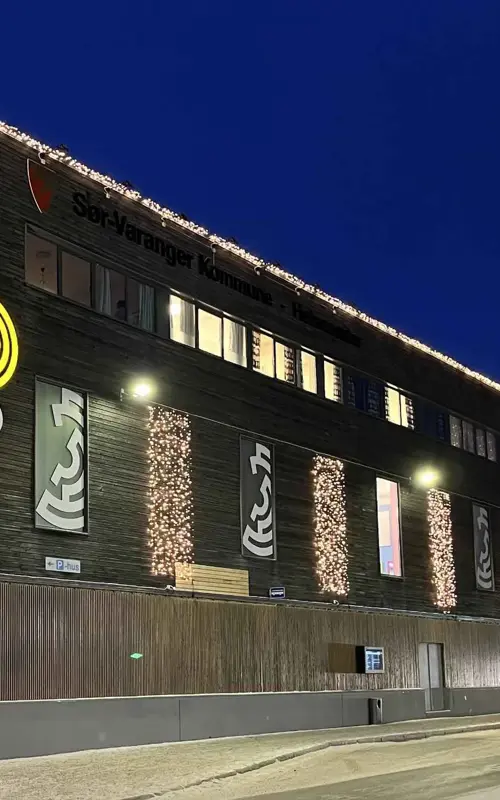 Fasadebilde av kjøpesenteret AMFI Kirkenes.