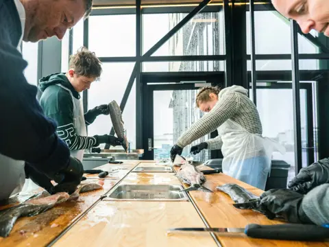 Familie filtrerer fisk på hotellet 