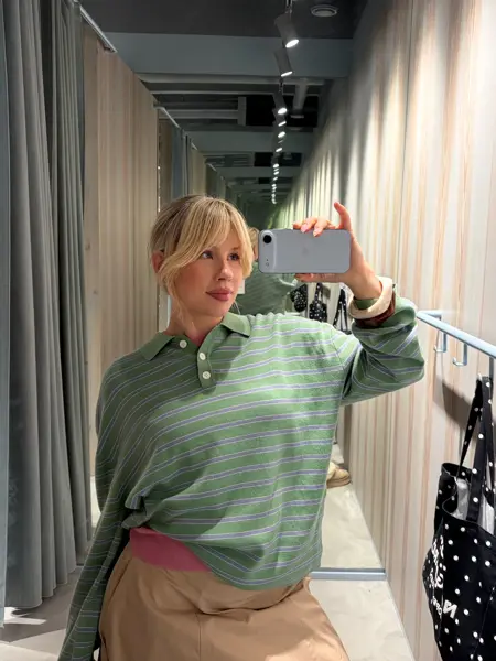 Dame som tar selfie i et speil