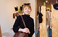 Kunde i buktbutikk prøver en skinnveske