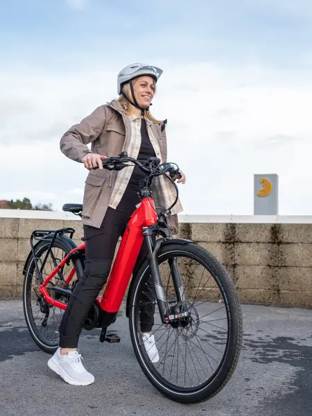 Dame på en rød sykkel