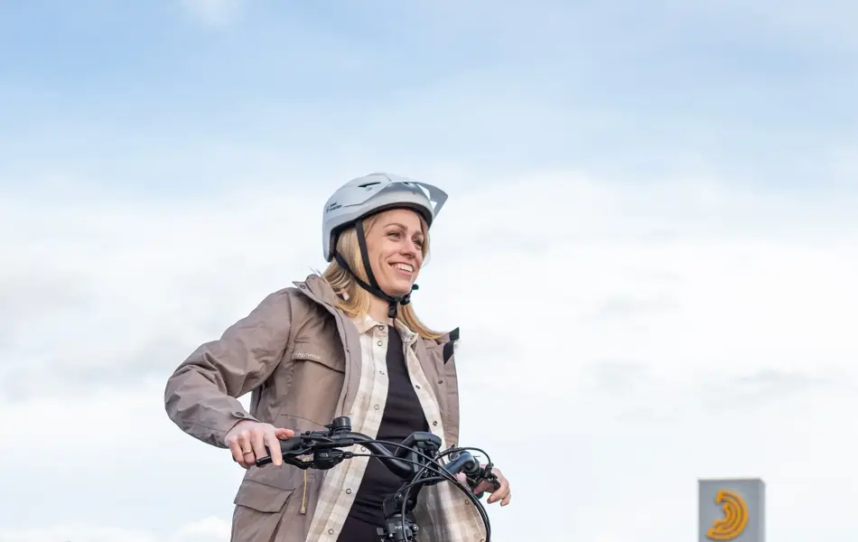 Dame på en rød sykkel