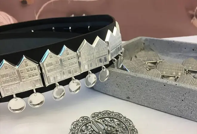 bunadsbelte med støler av bryggen