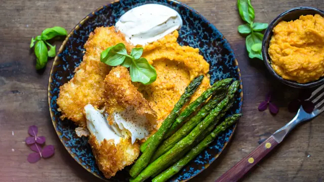 fiskepinner med søtpotetmos og asparges