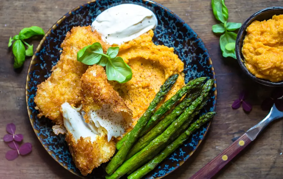 fiskepinner med søtpotetmos og asparges