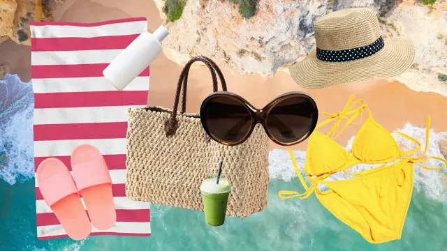 Kollasj av sommertilbehør. Sandaler, solhatt, solbriller, bikini osv