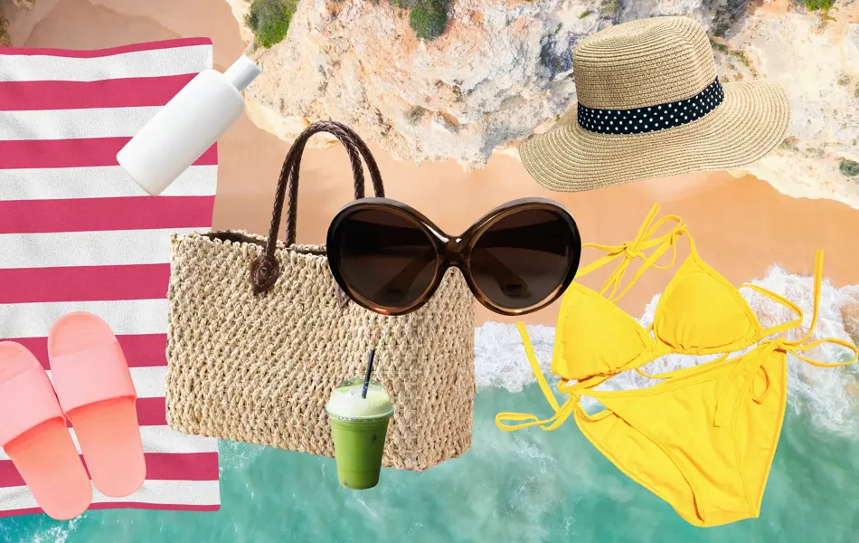 Kollasj av sommertilbehør. Sandaler, solhatt, solbriller, bikini osv