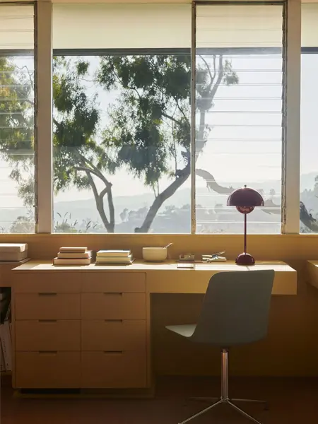 Kontorplass med bordlampe