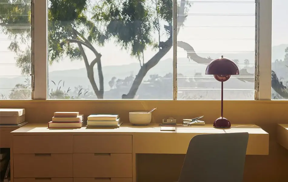 Kontorplass med bordlampe