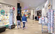 To damer gående i fellesareal på AMFI Voss