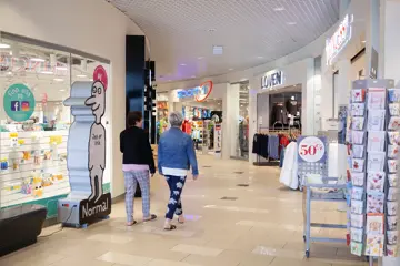 To damer gående i fellesareal på AMFI Voss