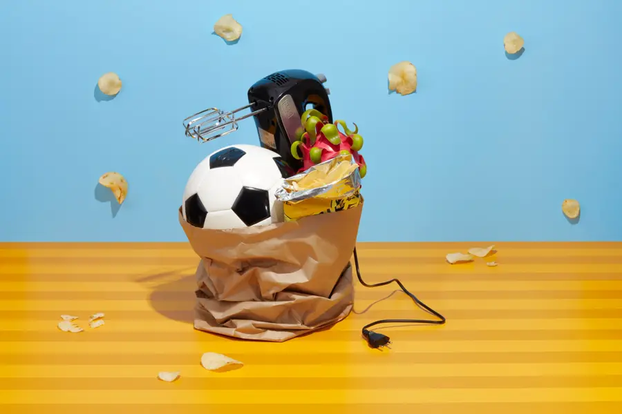 papirpose med fotball kjøkkenutstyt fra gigaboks på åsane storsenter