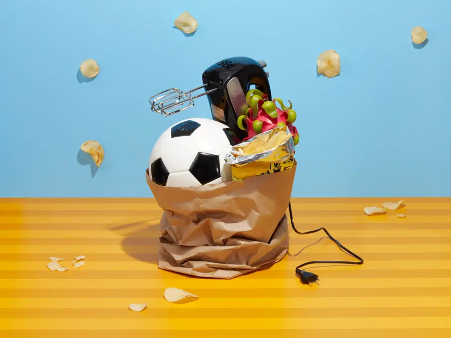 papirpose med fotball kjøkkenutstyt fra gigaboks på åsane storsenter