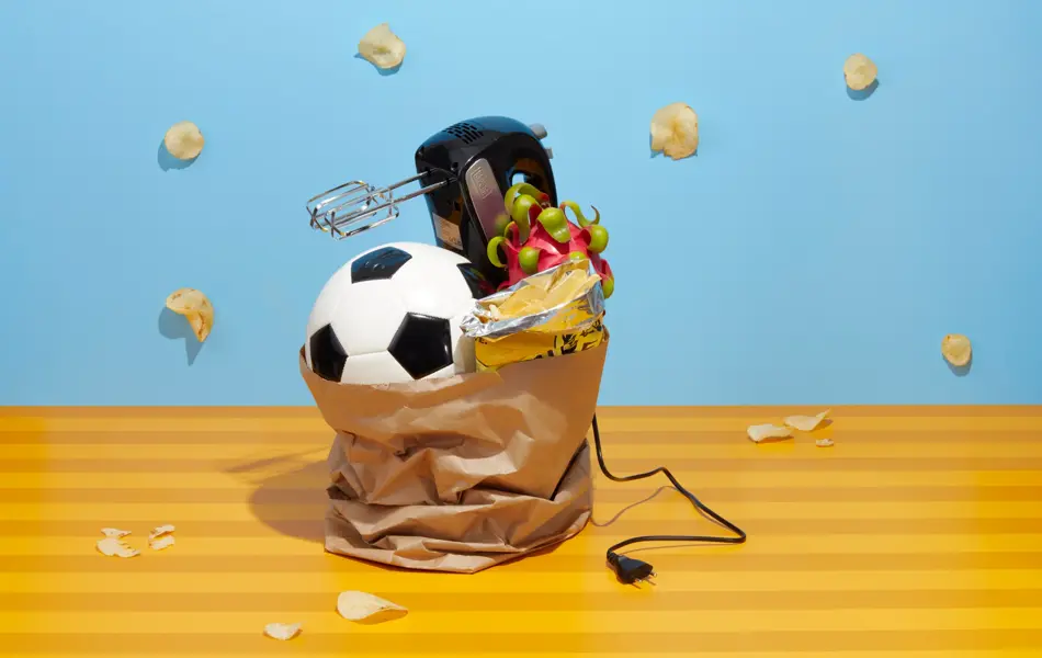 papirpose med fotball kjøkkenutstyt fra gigaboks på åsane storsenter