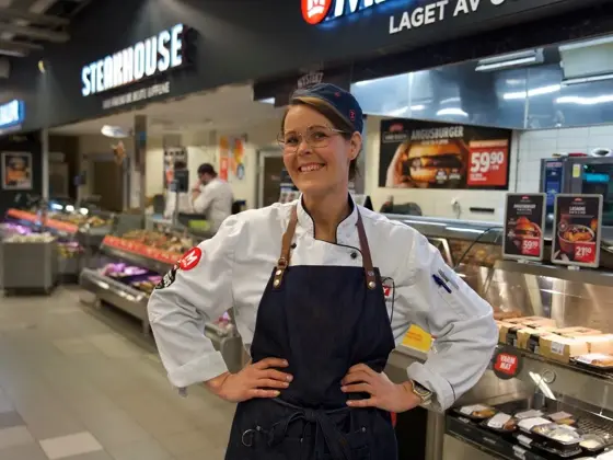 Karoline på Meny foran disken