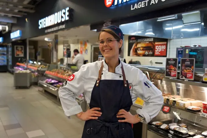 Karoline på Meny foran disken