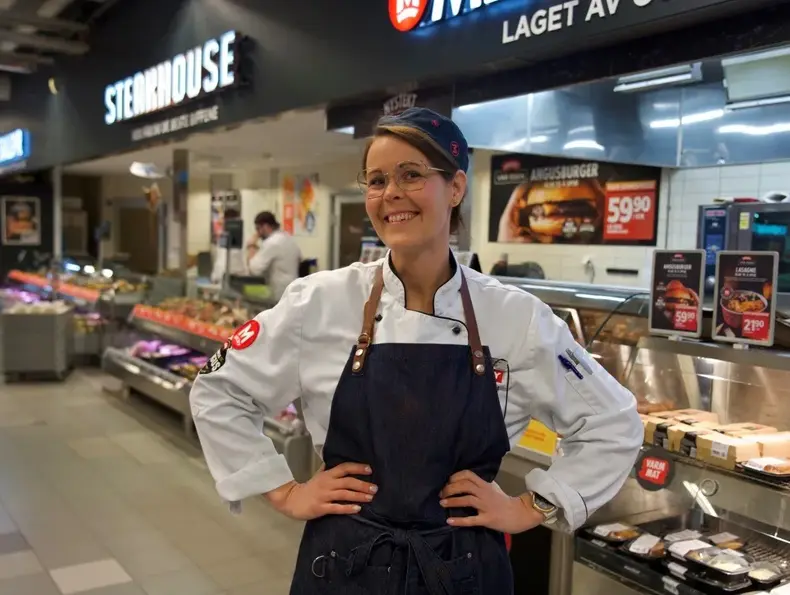 Karoline på Meny foran disken