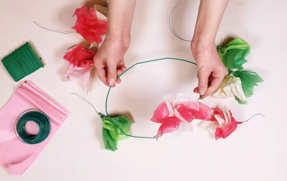 Dame fester fargerik papir på ståltråd