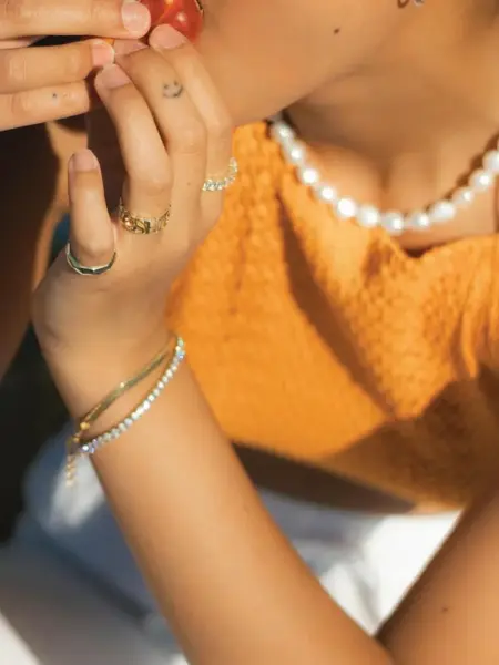 Dame med ringer, armbånd og smykke