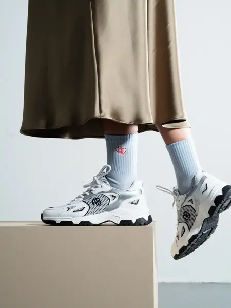 hvite og grå sporty sneakers