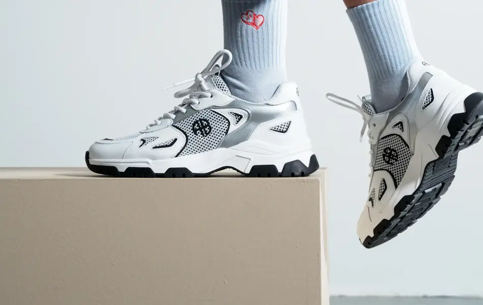 hvite og grå sporty sneakers